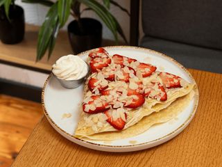 Млинець з полуницею, білим шоколадом та маскарпоне