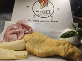 Panzerotto con mortadella e provola