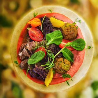 Грахови кюфтенца с домашен хумус