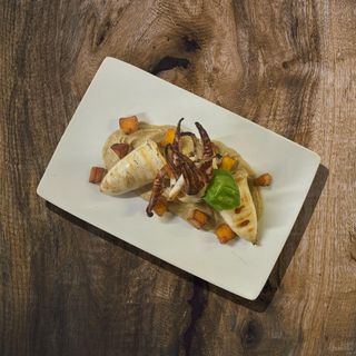 Calamaro grigliato su crema di porcini e cubetti di zucca fritti