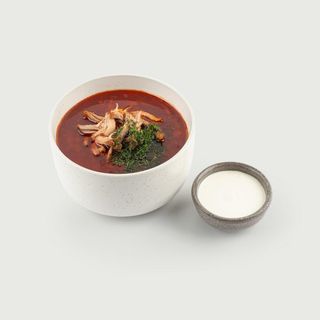 Борщ із рваною яловичиною та сметаною