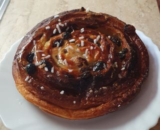 Girella con crema e uvetta