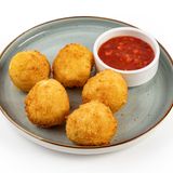 Картофельные крокеты с соусом сальса