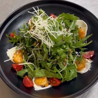 Салат с рукколой и креветками  