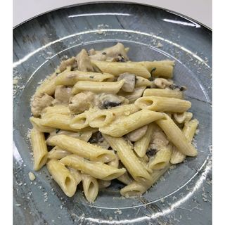 Penne chicken and mushroom (Alfredo)