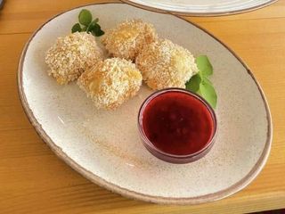 Сир брі із журавлиним соусом (100/50g)