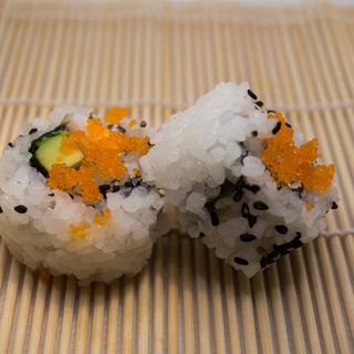 Uramaki 04 Gambas Aguacate Philadelphia Huevas y Sésamo.