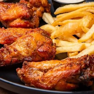 Alitas de pollo con patata fritas 