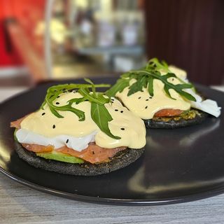 Яйца със сьомга и сос Холандез