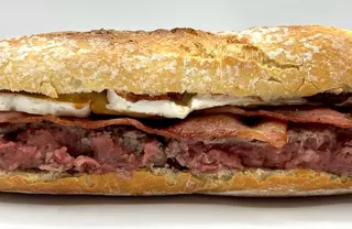 Bocata de Picada Premium (Carne, Lechuga, Beicon, Queso, Salsa Irish)