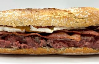 Bocata de Picada Premium (Carne, Lechuga, Beicon, Queso, Salsa Irish)