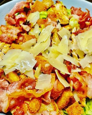 Petto di pollo, crostini, bacon e salsa caesar