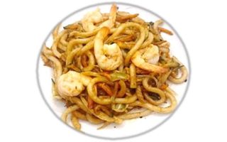 Udon con gamberi*, uovo e verdure