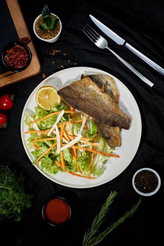 Păstrăv cu salată crocantă