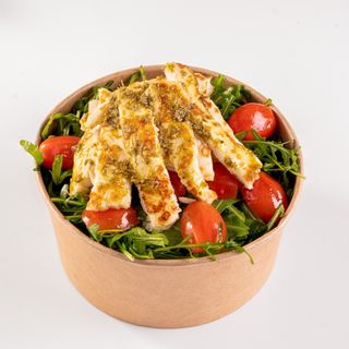 Салата с рукола, чери домати и халуми