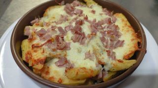 Patatas Fritas Con Queso Y Bacon