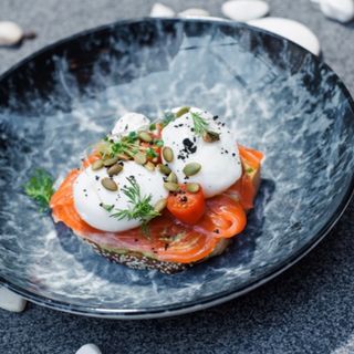 Яйце пашот з лососем та гуакамоле на брiошi