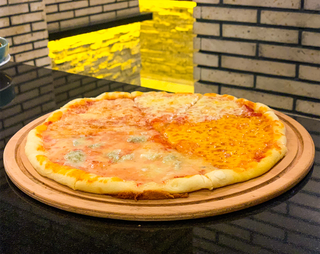 ოთხი ყველის პიცა 