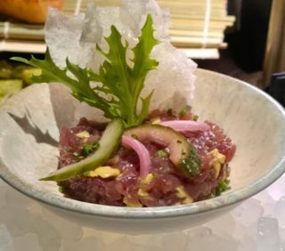 Тон тартар с екзотични плодове