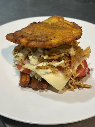 Patacón de carne mechada