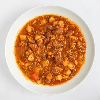 Juneći vinski gulaš s krumpirom, kruh