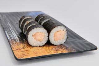 Маки с пържена сьомга 8бр