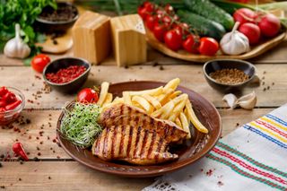 Steak de pui cu cartofi pai