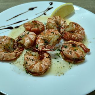 Скариди на плоча с масло, копър и чесън