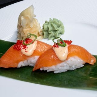 SALMÓN con Kimchi Mayo, Ikura, y Cebolleta