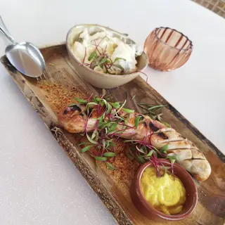 Salchicha alemana con ensalada de papas (kartoffelsalat)