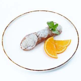 Cannolo siciliano ripieno di ricotta dolce