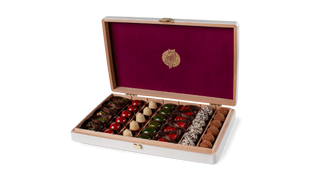 Kolekcja pralin w dużej skrzynce