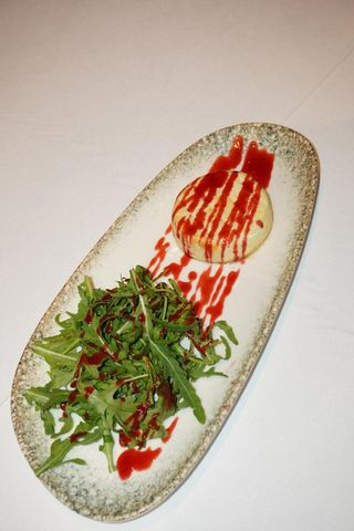 გამომცხვარი კამამბერი რუკოლათი და ჟოლოს სოუსით 200 გრ