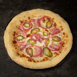 Піца "Дуель огірка та бекону"