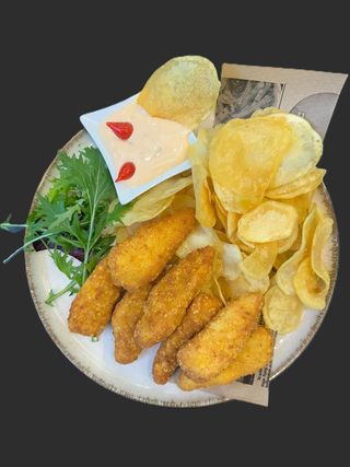 Crispy Strips cu sosul casei și cartofi prăjiți