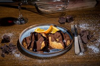 Papanași cu cremă KitKatⓇ cu bucățele de napolitană