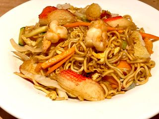 Tallarines fritos con marisco