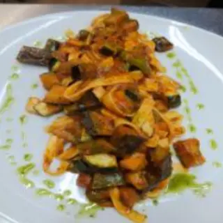 Pasta con caponata verdura fresca