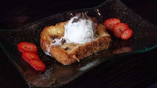 Torrija De Pan Brioche Con Helado De Oreo