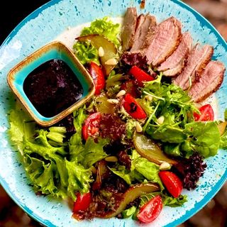 Салат з качиною грудкою та грушею