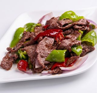 1038 Govedina pržena sa zelenom paprikom 420g/青椒炒牛肉