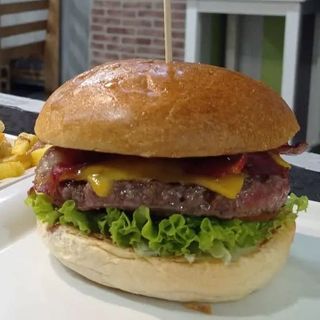 Bacon Cheeseburger (220 G.)