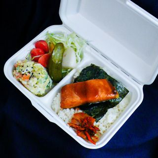 Bento box de salmón al teriyaki