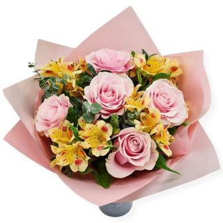 Buchet zi de nastere cu trandafiri si alstroemeria