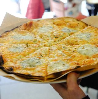 pizza picona (30 cm.) tomate, queso hojas, mozzarella, cheddar