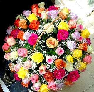 დიდი კალათა ფერადი ვარდებით