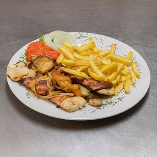 Pileći ražnjići sa slaninom i povrćem