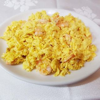 Huevos revueltos con gambas