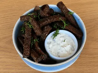 Грінки з часниковим соусом (130/50g)