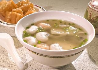 17. Zuppa di polpette di fagioli fatte a mano e wonton